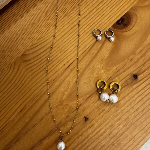 Pearl jewelry set like new with gold and silver tones