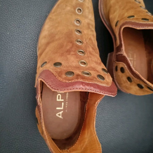 Alpe Suede Brown Ankle Boots like new with studs No.38