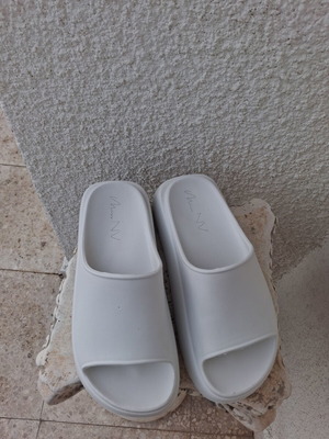 Miss NV White Slippers Size 38 Like New