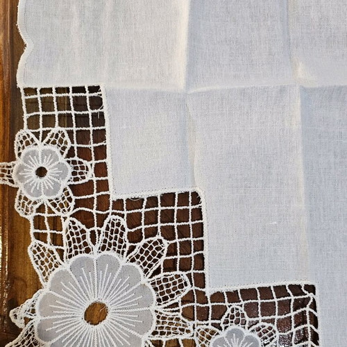 Decorative lace and flower set of 4 square pieces like new