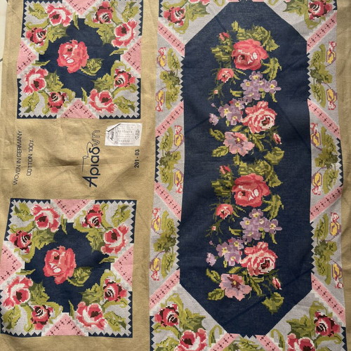 Semin tablecloth with 2 napkins new