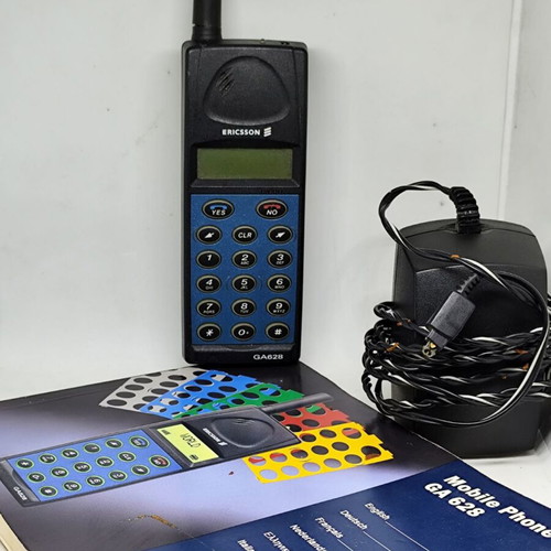 Ericsson GA628 mobile phone 1996, complete with accessories