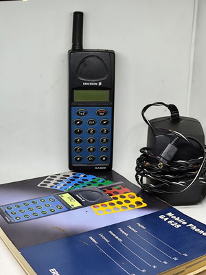 Ericsson GA628 mobile phone 1996, complete with accessories