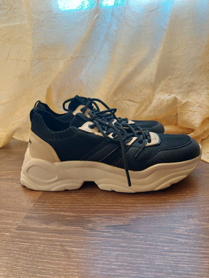 Sneakers γυναικεία Zara 39 σαν καινούργιο, μαύρο και μπεζ