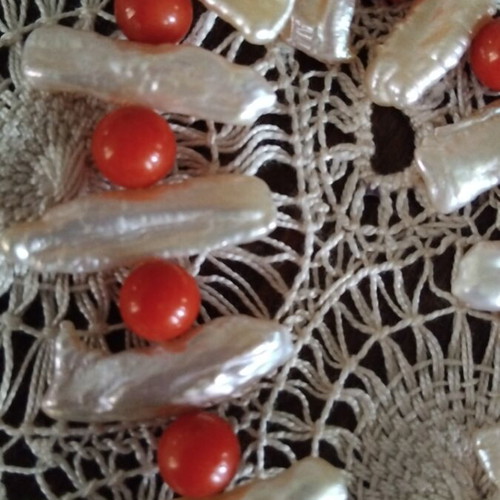 Bracelet white natural biwa pearl 12-15 mm and round red coral 19 cm like new
