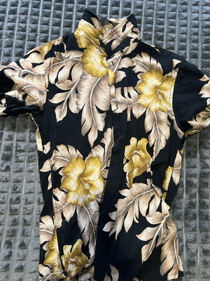 Short sleeved shirt Hawaiian style gold and black small size Primark like new