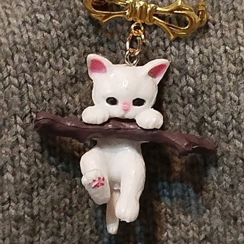 Cat brooch like new with dimensions 5x4 cm