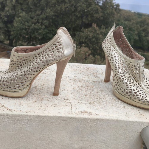 Hispanitas gold leather heels like new, size 37, elegant design