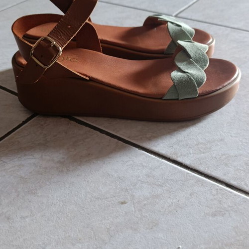 Ligglo Flatforms like new, tan and mint suede, adjustable ankle strap