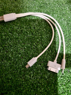 3-in-1 multi-USB charging cable with Micro-USB, Apple Lightning and 30-pin connectors