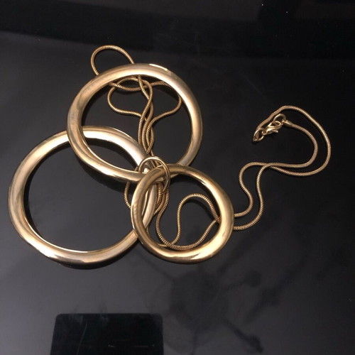 Necklace with three gold concentric rings like new