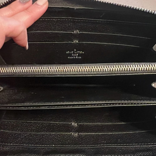 Louis Vuitton zippy leather wallet used, black with multiple card slots