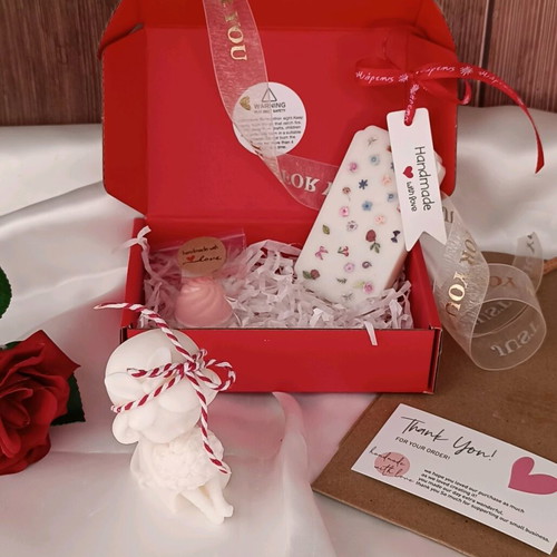 Decorative gift set candle girl with rose bouquet and lilac tablet new