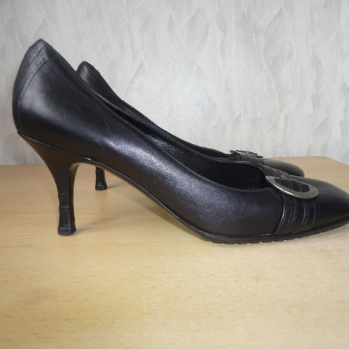 Emporio Armani women's high heel shoes size 40 like new, black leather
