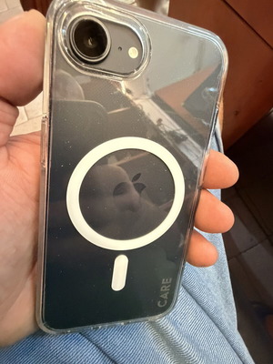 Apple iPhone 16e 128GB черен с калъф MagSafe
