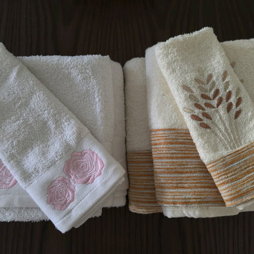 Towel set of three pieces new, white with roses