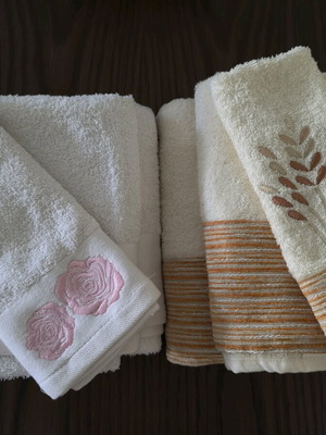 Towel set of three pieces new, white with roses