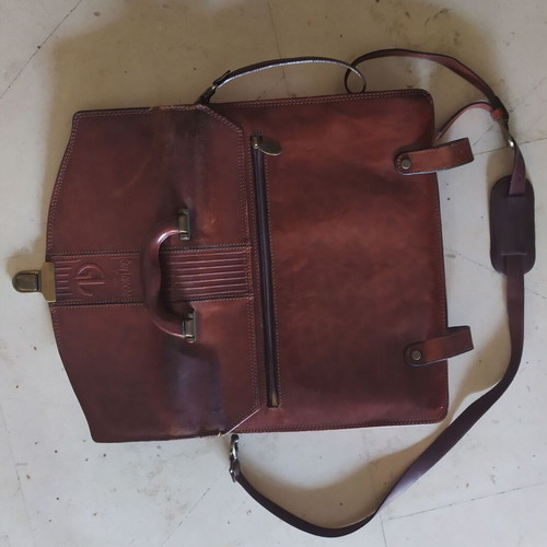 Guy Laroche brown leather briefcase with 4 compartments