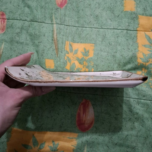 Porcelain plates used, pack of 4, beige with small chip