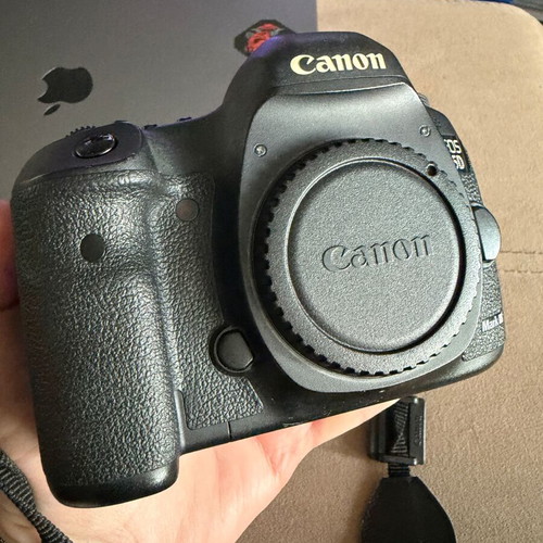 Canon 5D Mark III full-frame camera, 22 megapixels