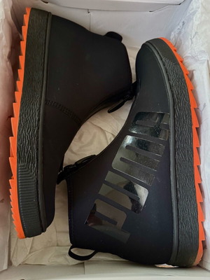 Puma Atelier New Regime Basket Boot like new, size 43, black orange