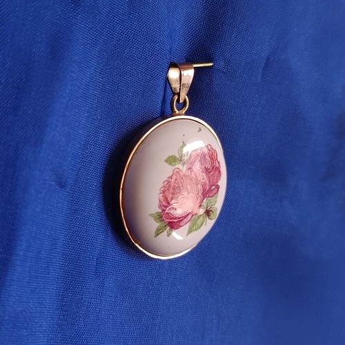 Vintage Handmade Romantic Roses Pendant like new