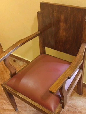 Κλασική πολυθρόνα vintage αισθητικής σε άριστη κατάσταση με δερμάτινη επένδυση