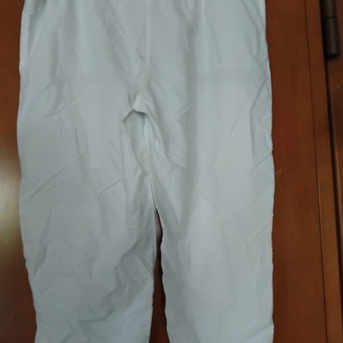 Capri pants white like new with elastic waist and decorative pockets