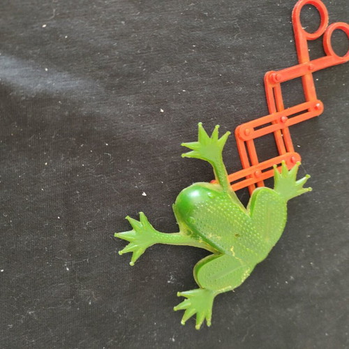 Frog toy used 80s with spring mechanism
