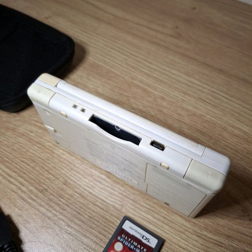 Nintendo DS Lite White like new with case and charger