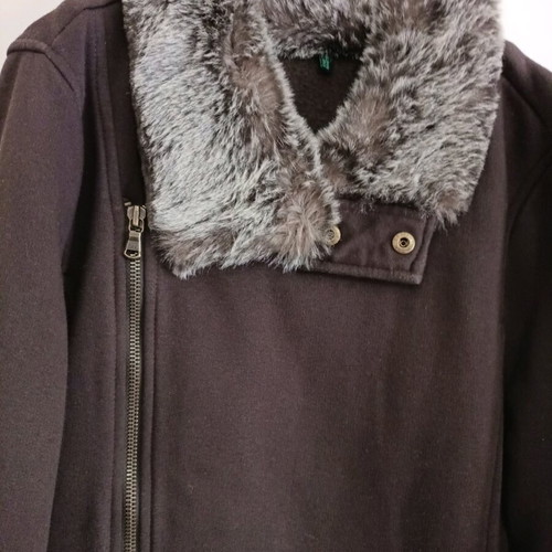 Benetton sweatshirt jacket like new with fur, zipper and buttons brown