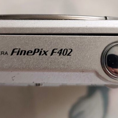 FujiFilm F402 camera used, includes battery and 64MB card