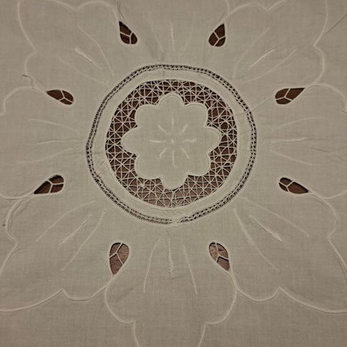 Vintage Richelieu tablecloth with intricate cutwork embroidery and spider motif (78x76 cm)