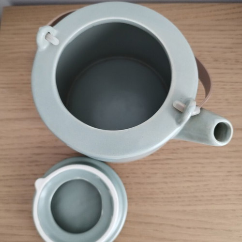 Ceramic teapot new in excellent condition
