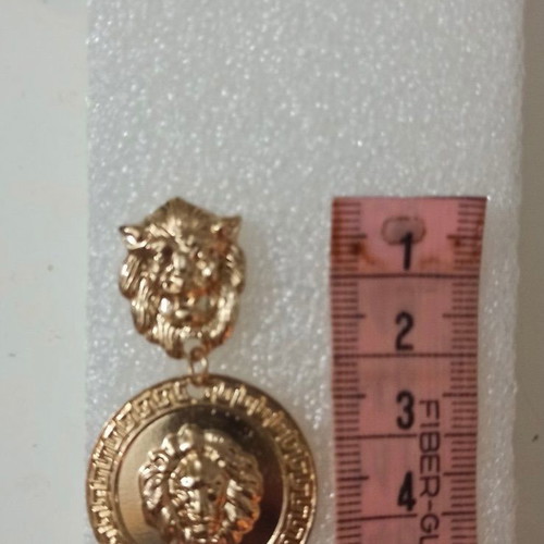 Pendant earrings with lion in gold color