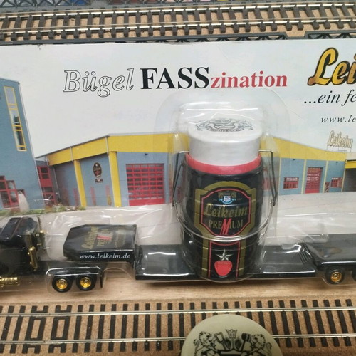 HO Scale Trucks like new, pack of 11 pieces