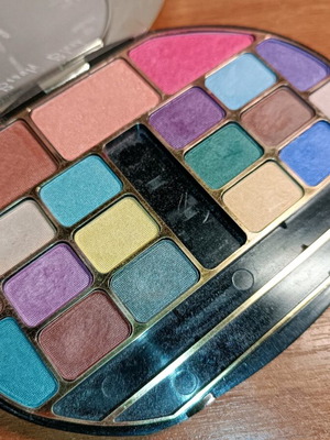 Makeup eyeshadow palette used
