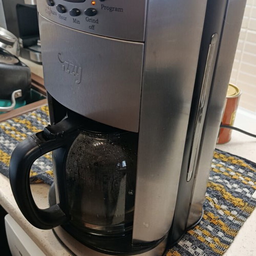 French coffee maker with grinder and program, like new, metal filter