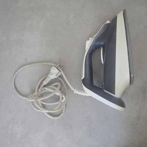 Tefal iron used with side crack and tip damage, functional