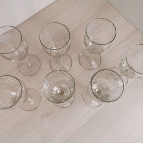 Liqueur/Cognac glasses like new, set of 7 with embossed design