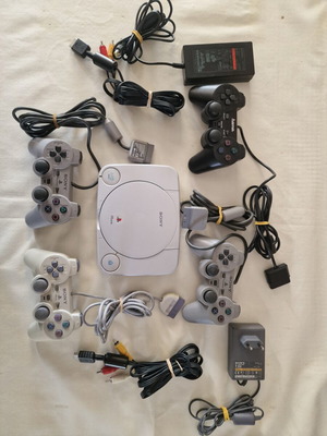 Sony Play Station 1 конзола употребявана с 4 контролера и кабели