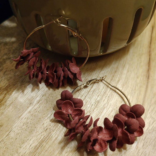 Hoop earrings with suede peach flowers new, gold color