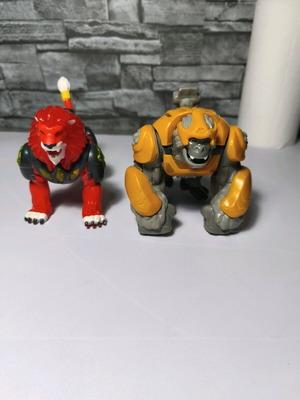 Collectible figures used, pack of 2 with sound
