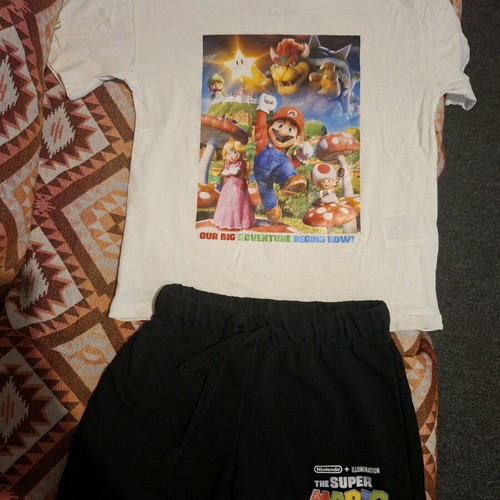 The Super Mario Bros. Movie clothing set like new, t-shirt and shorts