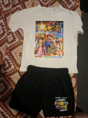 The Super Mario Bros. Movie clothing set like new, t-shirt and shorts