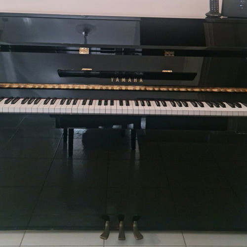 Yamaha P112N Silent Upright Piano like new, black glossy