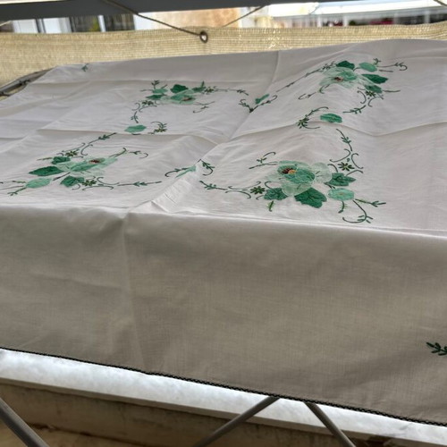 Square tablecloth with machine embroidery new, green design 40x40 cm