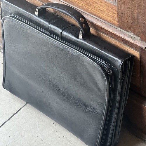 Business Briefcase black like new with lock and keys