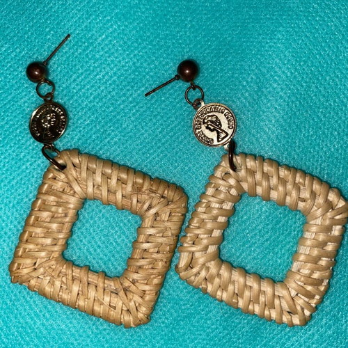 Women's earrings like new, beige