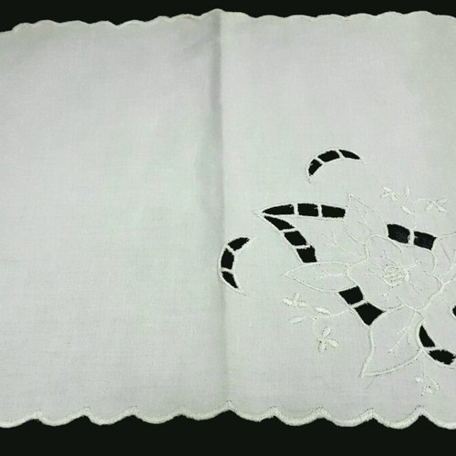 Set of 4 vintage handmade table linens like new
